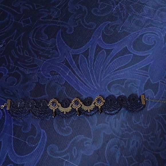 Elegant Black Lace Choker with Gold Accents - Picture 5 of 6